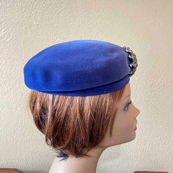 Vintage cobalt blue velour beret style hat with statement rhinestone pin - Picture 4 of 14